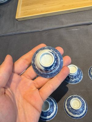 A collection of 32 pieces Chinese blue and white cups, saucers and covers with floral design, Qianlong — photo 21