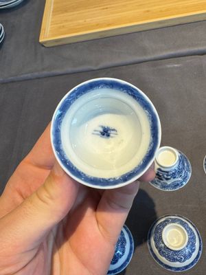 A collection of 32 pieces Chinese blue and white cups, saucers and covers with floral design, Qianlong — photo 22