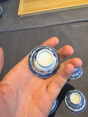 A collection of 32 pieces Chinese blue and white cups, saucers and covers with floral design, Qianlong — photo 23