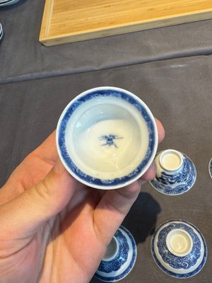 A collection of 32 pieces Chinese blue and white cups, saucers and covers with floral design, Qianlong — photo 24