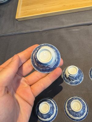 A collection of 32 pieces Chinese blue and white cups, saucers and covers with floral design, Qianlong — photo 25