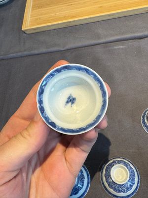 A collection of 32 pieces Chinese blue and white cups, saucers and covers with floral design, Qianlong — photo 26