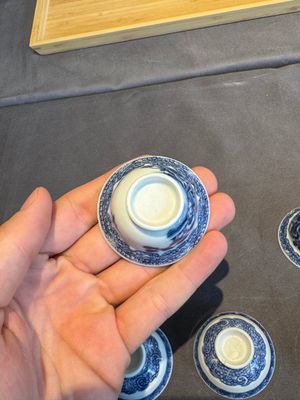 A collection of 32 pieces Chinese blue and white cups, saucers and covers with floral design, Qianlong — photo 27