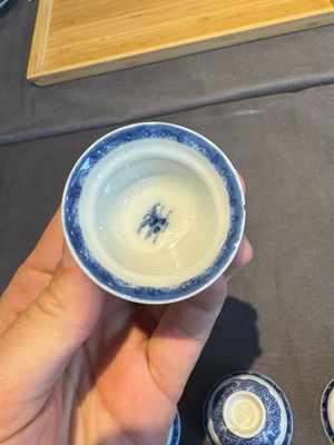 A collection of 32 pieces Chinese blue and white cups, saucers and covers with floral design, Qianlong — photo 28