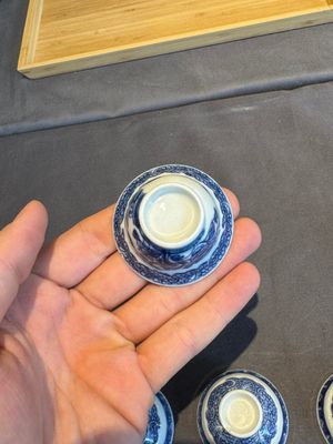 A collection of 32 pieces Chinese blue and white cups, saucers and covers with floral design, Qianlong — photo 29