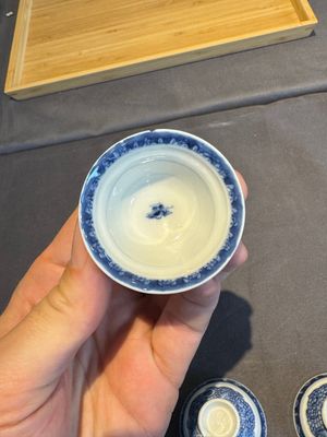 A collection of 32 pieces Chinese blue and white cups, saucers and covers with floral design, Qianlong — photo 30