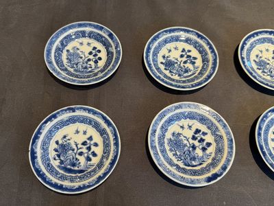 A collection of 32 pieces Chinese blue and white cups, saucers and covers with floral design, Qianlong — photo 3
