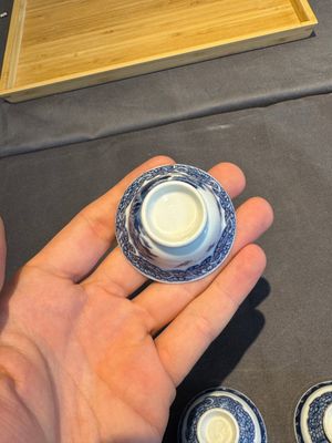 A collection of 32 pieces Chinese blue and white cups, saucers and covers with floral design, Qianlong — photo 31