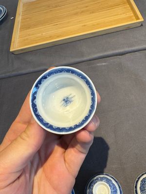 A collection of 32 pieces Chinese blue and white cups, saucers and covers with floral design, Qianlong — photo 32