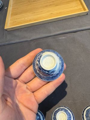 A collection of 32 pieces Chinese blue and white cups, saucers and covers with floral design, Qianlong — photo 33