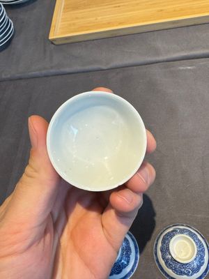 A collection of 32 pieces Chinese blue and white cups, saucers and covers with floral design, Qianlong — photo 34