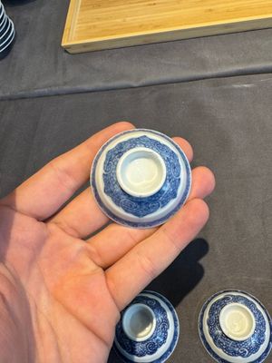 A collection of 32 pieces Chinese blue and white cups, saucers and covers with floral design, Qianlong — photo 35