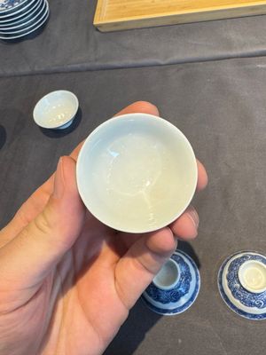 A collection of 32 pieces Chinese blue and white cups, saucers and covers with floral design, Qianlong — photo 36