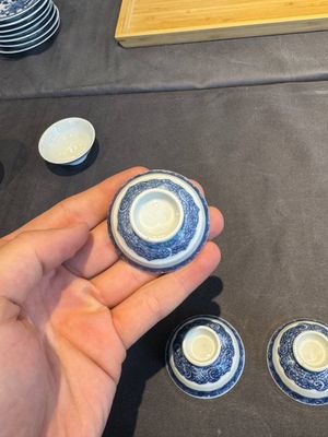 A collection of 32 pieces Chinese blue and white cups, saucers and covers with floral design, Qianlong — photo 37