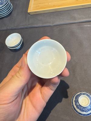 A collection of 32 pieces Chinese blue and white cups, saucers and covers with floral design, Qianlong — photo 38