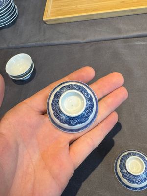 A collection of 32 pieces Chinese blue and white cups, saucers and covers with floral design, Qianlong — photo 39