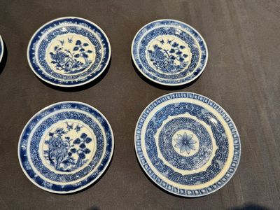 A collection of 32 pieces Chinese blue and white cups, saucers and covers with floral design, Qianlong — photo 4