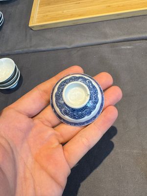 A collection of 32 pieces Chinese blue and white cups, saucers and covers with floral design, Qianlong — photo 41