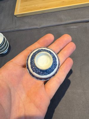 A collection of 32 pieces Chinese blue and white cups, saucers and covers with floral design, Qianlong — photo 43
