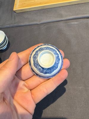 A collection of 32 pieces Chinese blue and white cups, saucers and covers with floral design, Qianlong — photo 45