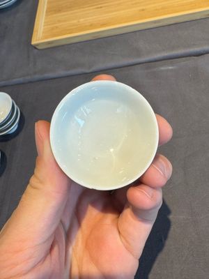 A collection of 32 pieces Chinese blue and white cups, saucers and covers with floral design, Qianlong — photo 46