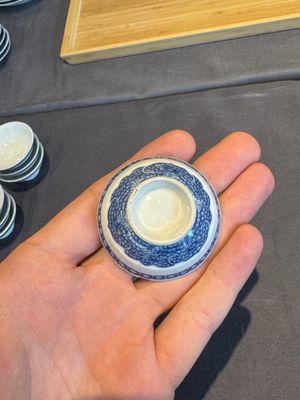 A collection of 32 pieces Chinese blue and white cups, saucers and covers with floral design, Qianlong — photo 49