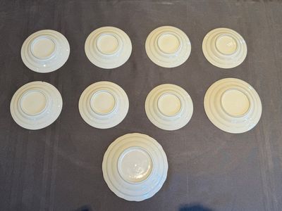 A collection of 32 pieces Chinese blue and white cups, saucers and covers with floral design, Qianlong — photo 5