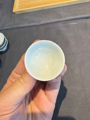 A collection of 32 pieces Chinese blue and white cups, saucers and covers with floral design, Qianlong — photo 54