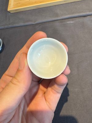 A collection of 32 pieces Chinese blue and white cups, saucers and covers with floral design, Qianlong — photo 58