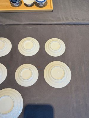 A collection of 32 pieces Chinese blue and white cups, saucers and covers with floral design, Qianlong — photo 7
