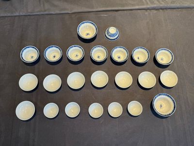 A collection of 32 pieces Chinese blue and white cups, saucers and covers with floral design, Qianlong — photo 9