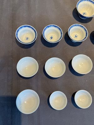 A collection of 32 pieces Chinese blue and white cups, saucers and covers with floral design, Qianlong — photo 10