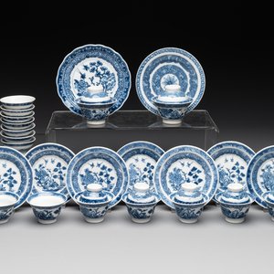 A collection of 32 pieces Chinese blue and white cups, saucers and covers with floral design, Qianlong — photo 1