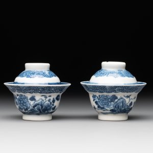 A collection of 32 pieces Chinese blue and white cups, saucers and covers with floral design, Qianlong — photo 2