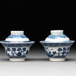 A collection of 32 pieces Chinese blue and white cups, saucers and covers with floral design, Qianlong — photo 3