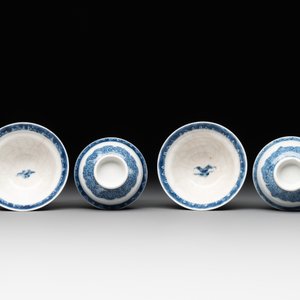 A collection of 32 pieces Chinese blue and white cups, saucers and covers with floral design, Qianlong — photo 4