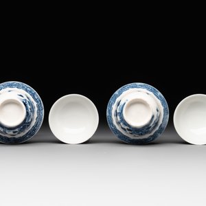 A collection of 32 pieces Chinese blue and white cups, saucers and covers with floral design, Qianlong — photo 5