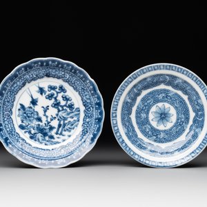 A collection of 32 pieces Chinese blue and white cups, saucers and covers with floral design, Qianlong — photo 6