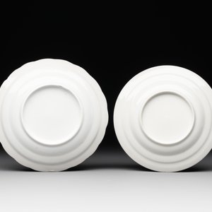 A collection of 32 pieces Chinese blue and white cups, saucers and covers with floral design, Qianlong — photo 7