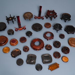 A collection of 33 Chinese carved wood stands, 19/20th C. — photo 2