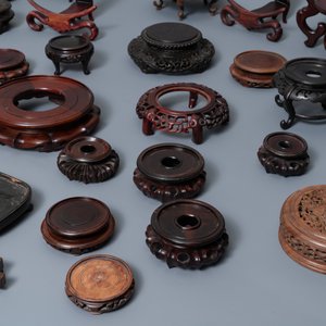 A collection of 33 Chinese carved wood stands, 19/20th C. — photo 4