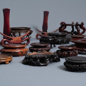 A collection of 33 Chinese carved wood stands, 19/20th C. — photo 6