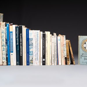 A collection of 35 books, catalogues and brochures on European tiles and faience, 1906-2012 — photo 1