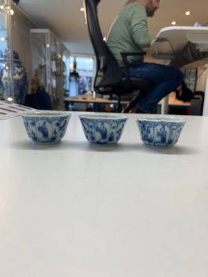 A collection of 36 pieces Chinese blue, white and famille rose cups and saucers, Yongzheng/Qianlong — photo 16