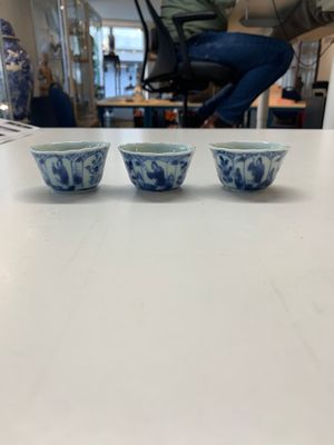 A collection of 36 pieces Chinese blue, white and famille rose cups and saucers, Yongzheng/Qianlong — photo 22