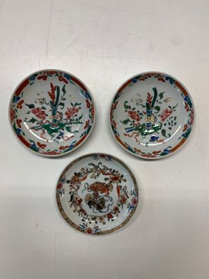 A collection of 36 pieces Chinese blue, white and famille rose cups and saucers, Yongzheng/Qianlong — photo 3