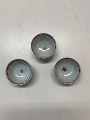 A collection of 36 pieces Chinese blue, white and famille rose cups and saucers, Yongzheng/Qianlong — photo 45