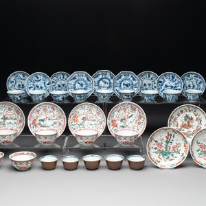 A collection of 36 pieces Chinese blue, white and famille rose cups and saucers, Yongzheng/Qianlong — photo 1