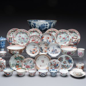 A collection of 37 Chinese blue, white, famille rose and verte wares, Kangxi/Qianlong — foto 1