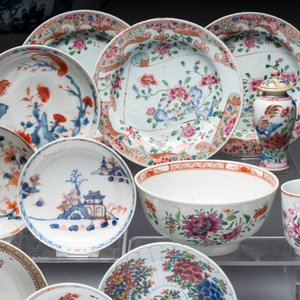 A collection of 37 Chinese blue, white, famille rose and verte wares, Kangxi/Qianlong — foto 4